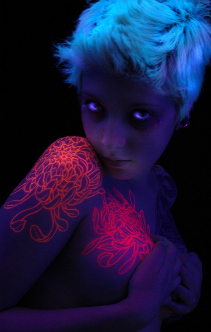 Illustration de l'article : Discrets le jour, ces tatouages &agrave; la lumi&egrave;re UV sont magnifiques la nuit...