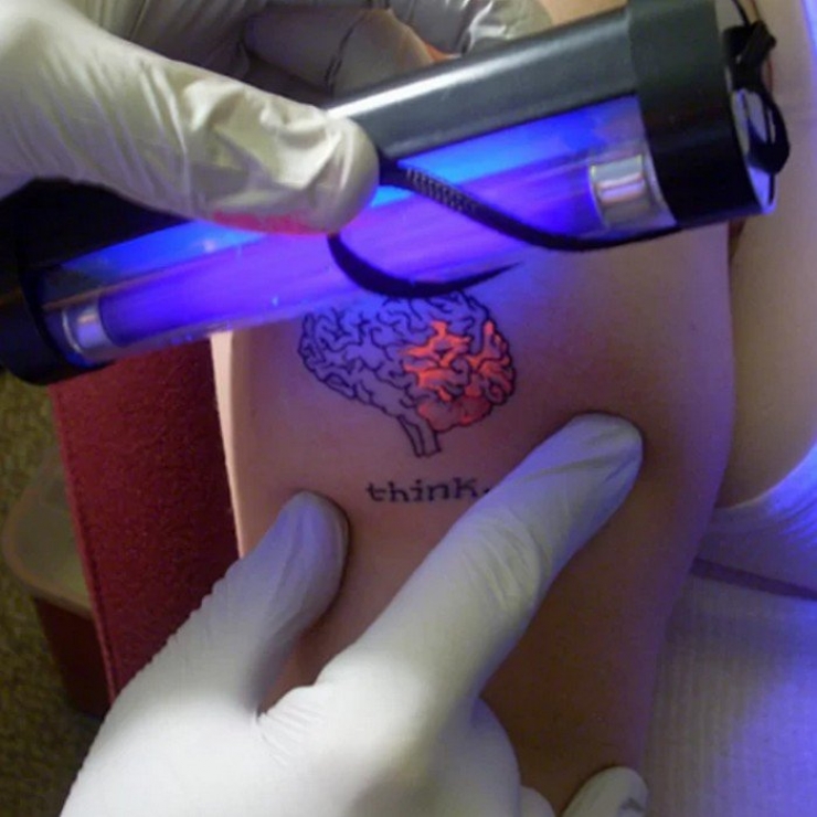 Illustration de l'article : Discrets le jour, ces tatouages &agrave; la lumi&egrave;re UV sont magnifiques la nuit...