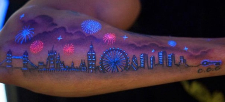 Illustration de l'article : Discrets le jour, ces tatouages &agrave; la lumi&egrave;re UV sont magnifiques la nuit...