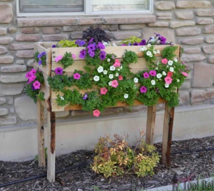 Illustration de l'article : Elle fait 19 trous dans une bo&icirc;te de bois et 5 mois plus tard son projet est g&eacute;nial...