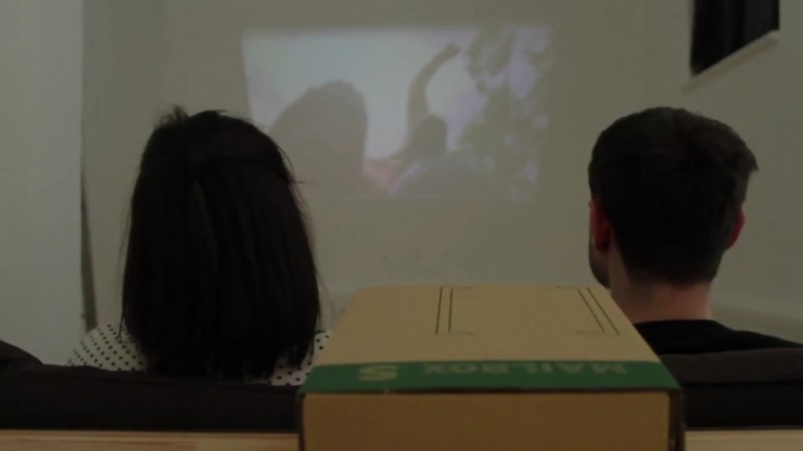 Illustration de l'article : Une loupe plac&eacute;e dans une bo&icirc;te et un smartphone, c'est tout ce qu'il faut pour cette astuce magique !