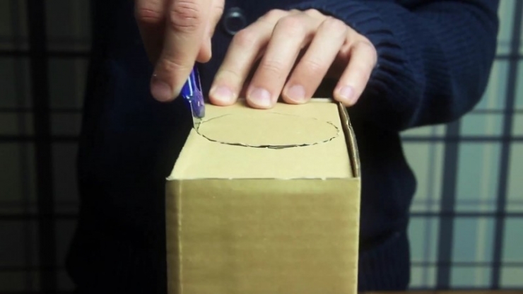 Illustration de l'article : Une loupe plac&eacute;e dans une bo&icirc;te et un smartphone, c'est tout ce qu'il faut pour cette astuce magique !