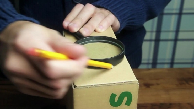 Illustration de l'article : Une loupe plac&eacute;e dans une bo&icirc;te et un smartphone, c'est tout ce qu'il faut pour cette astuce magique !