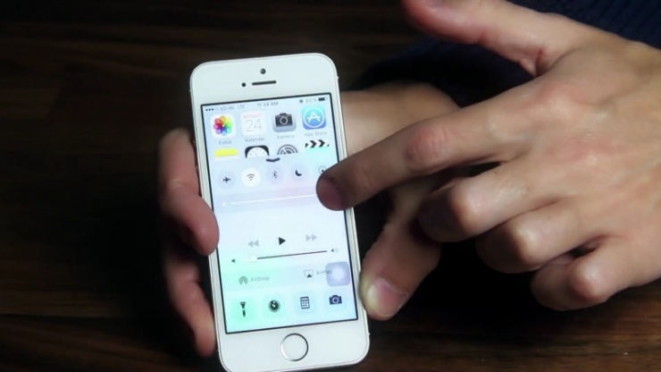 Illustration de l'article : Une loupe plac&eacute;e dans une bo&icirc;te et un smartphone, c'est tout ce qu'il faut pour cette astuce magique !
