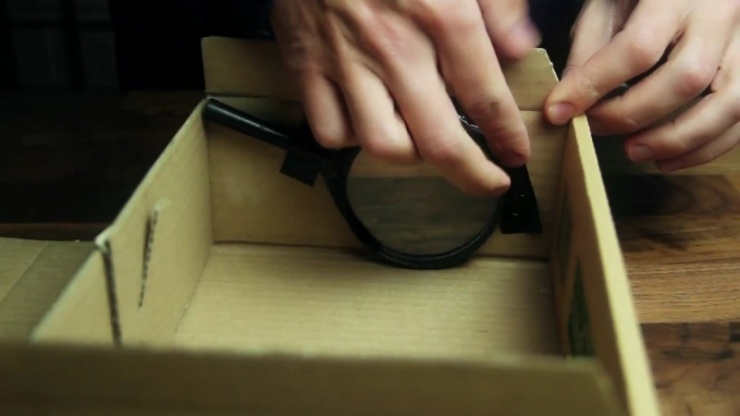 Illustration de l'article : Une loupe plac&eacute;e dans une bo&icirc;te et un smartphone, c'est tout ce qu'il faut pour cette astuce magique !