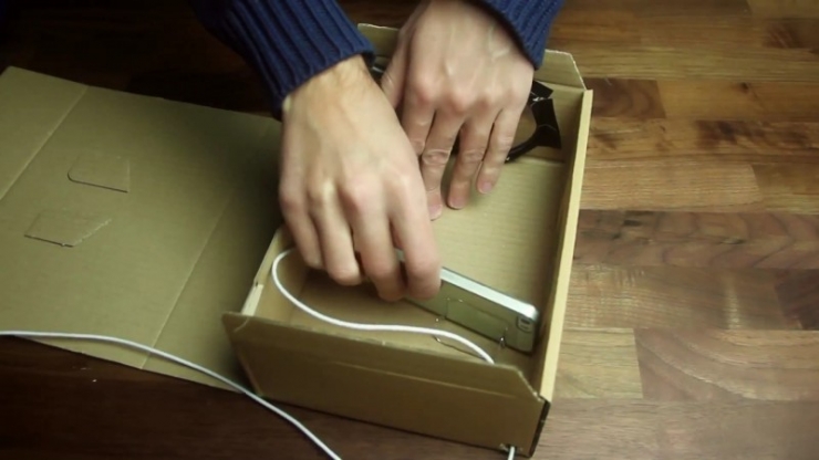 Illustration de l'article : Une loupe plac&eacute;e dans une bo&icirc;te et un smartphone, c'est tout ce qu'il faut pour cette astuce magique !