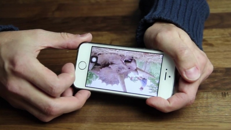 Illustration de l'article : Une loupe plac&eacute;e dans une bo&icirc;te et un smartphone, c'est tout ce qu'il faut pour cette astuce magique !