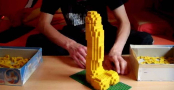 Illustration de l'article : Ces 18 photos nous prouvent qu’il ne faut JAMAIS laisser les adultes jouer aux Lego...