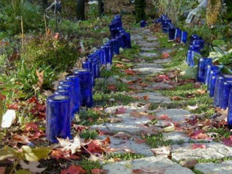 Illustration de l'article : Elle utilise des fourchettes en plastique qu'elle plante dans son jardin ! Une id&eacute;e de g&eacute;nie...