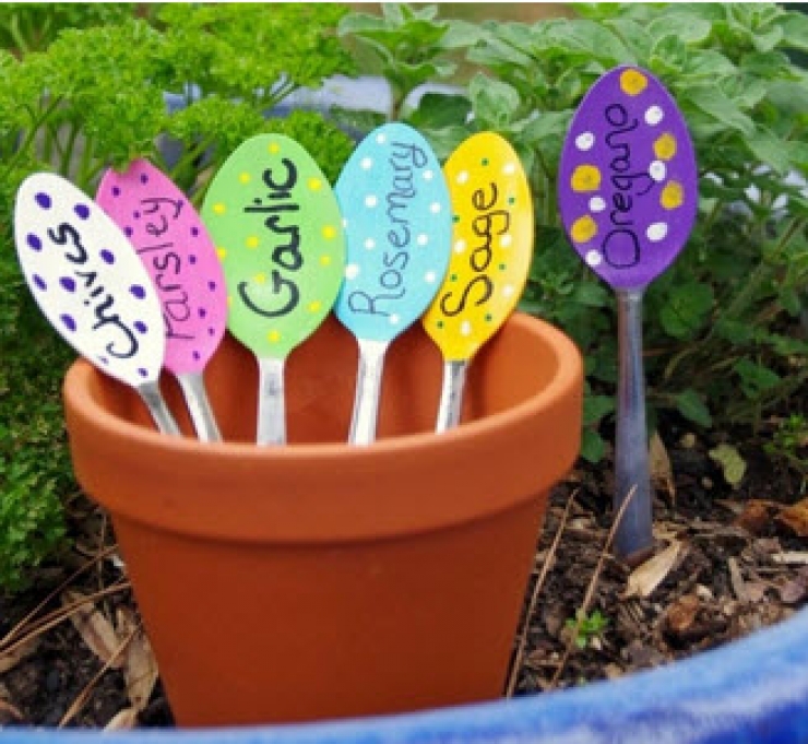 Illustration de l'article : Elle utilise des fourchettes en plastique qu'elle plante dans son jardin ! Une id&eacute;e de g&eacute;nie...