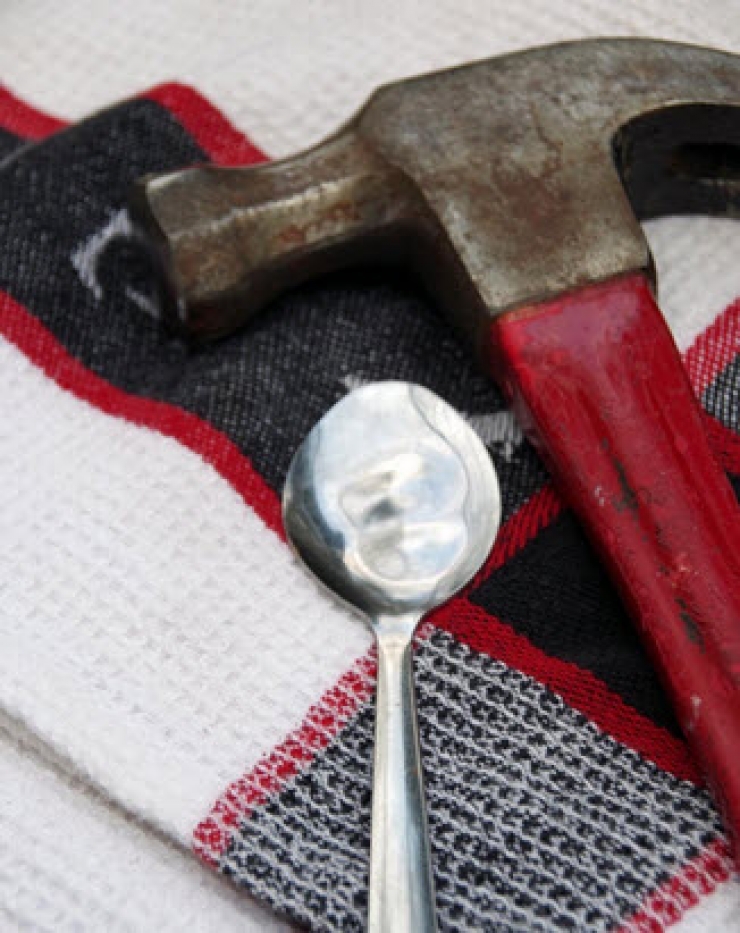 Illustration de l'article : Elle utilise des fourchettes en plastique qu'elle plante dans son jardin ! Une id&eacute;e de g&eacute;nie...