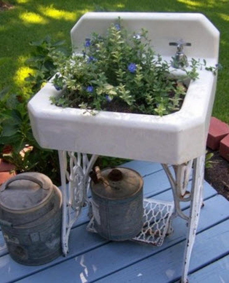 Illustration de l'article : Elle utilise des fourchettes en plastique qu'elle plante dans son jardin ! Une id&eacute;e de g&eacute;nie...