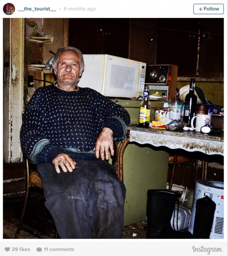 Illustration de l'article : Elle entre dans une maison abandonn&eacute;e et y fait une d&eacute;couverte qui brise le coeur !