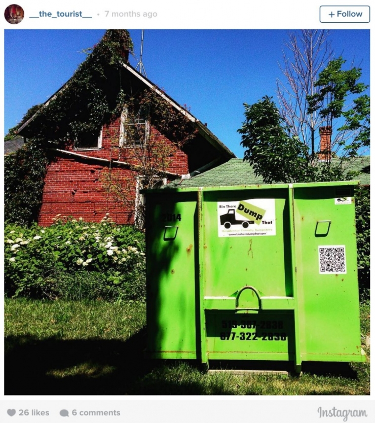 Illustration de l'article : Elle entre dans une maison abandonn&eacute;e et y fait une d&eacute;couverte qui brise le coeur !