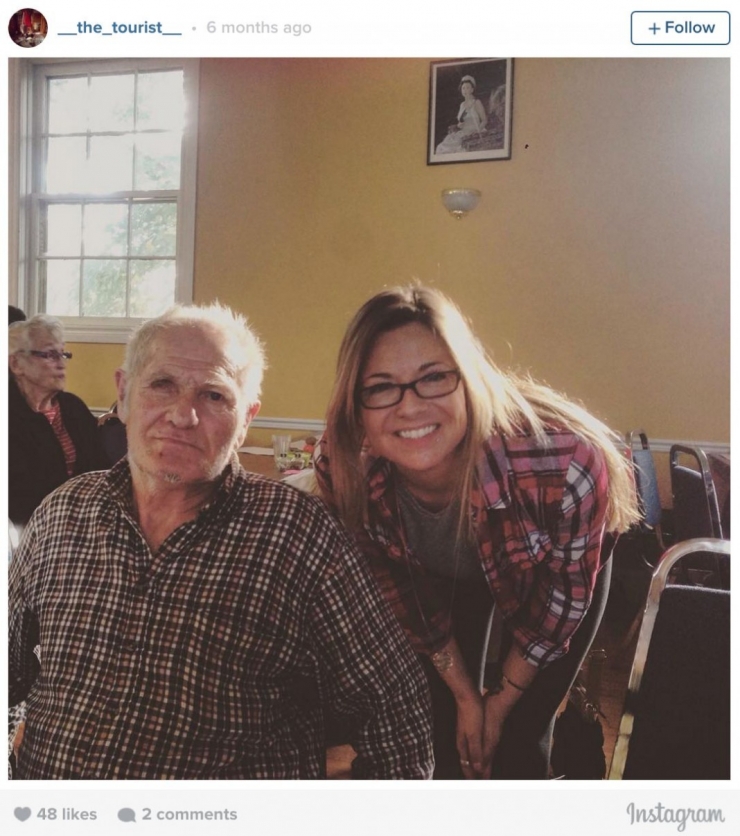 Illustration de l'article : Elle entre dans une maison abandonn&eacute;e et y fait une d&eacute;couverte qui brise le coeur !