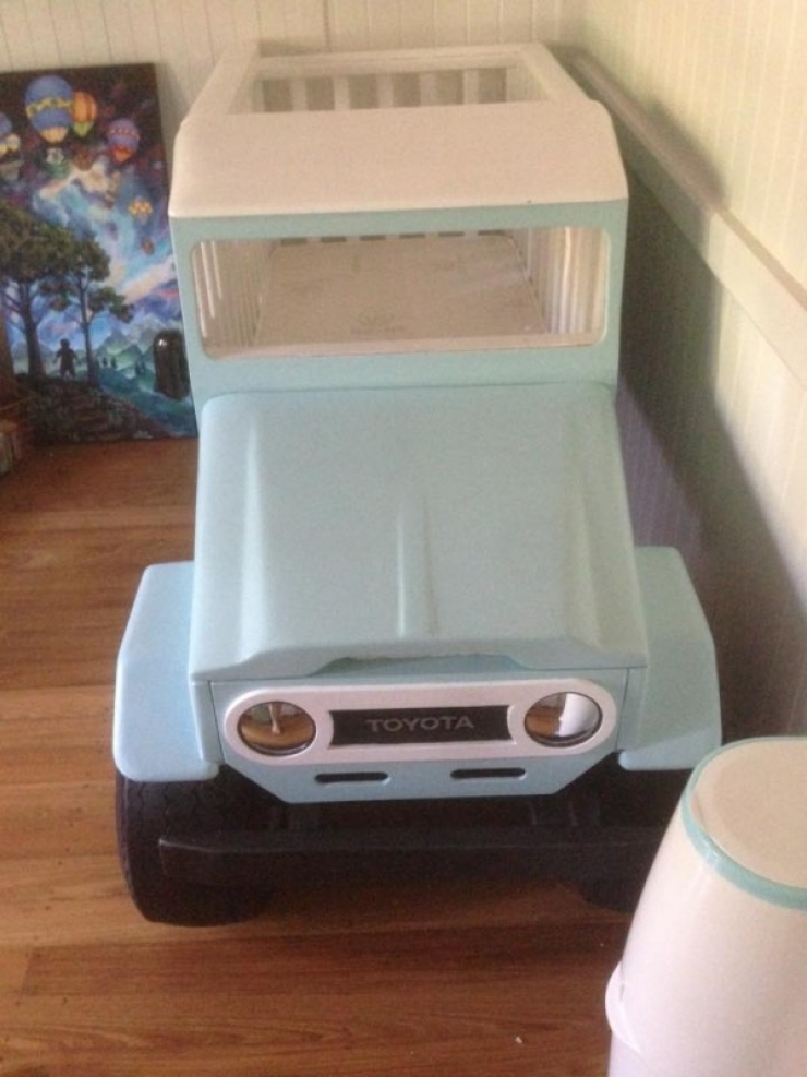 Illustration de l'article : Il construit une voiture en bois pour ses enfants et le secret qui se cache dessous est trop bien pens&eacute;...