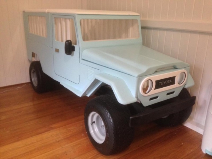 Illustration de l'article : Il construit une voiture en bois pour ses enfants et le secret qui se cache dessous est trop bien pens&eacute;...