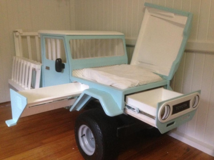 Illustration de l'article : Il construit une voiture en bois pour ses enfants et le secret qui se cache dessous est trop bien pens&eacute;...