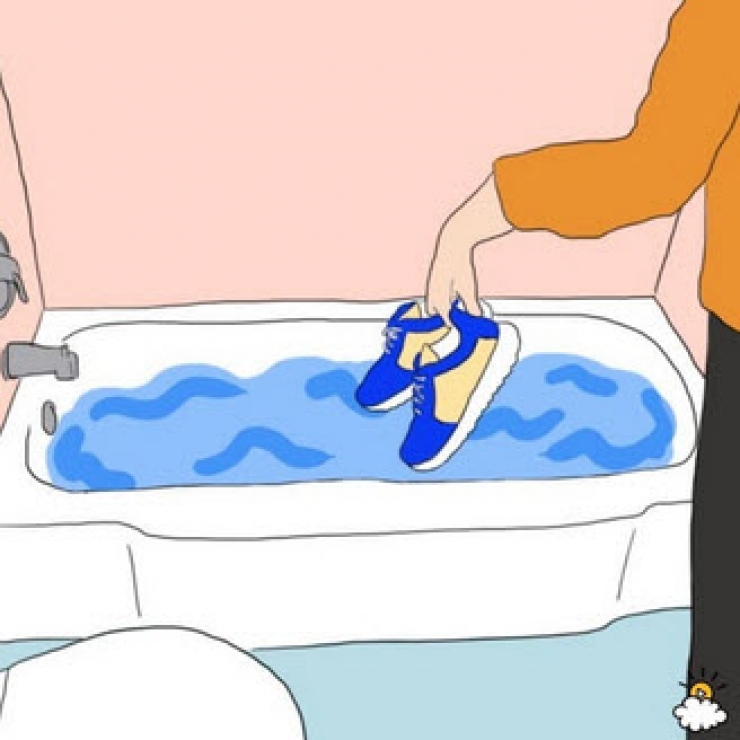 Illustration de l'article : En collant ses deux doigts de cette mani&egrave;re, elle nous pr&eacute;sente une astuce que tout le monde devrait conna&icirc;tre ! 