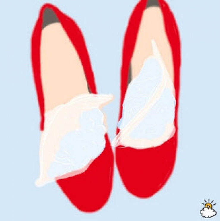 Illustration de l'article : En collant ses deux doigts de cette mani&egrave;re, elle nous pr&eacute;sente une astuce que tout le monde devrait conna&icirc;tre ! 