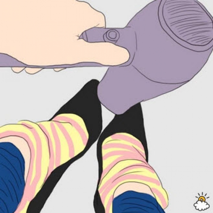 Illustration de l'article : En collant ses deux doigts de cette mani&egrave;re, elle nous pr&eacute;sente une astuce que tout le monde devrait conna&icirc;tre ! 