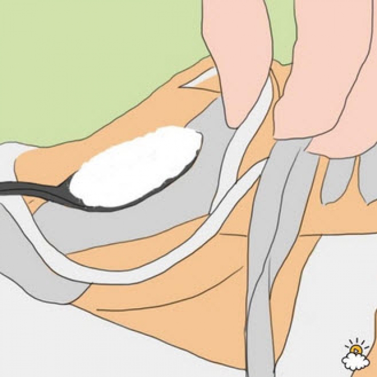 Illustration de l'article : En collant ses deux doigts de cette mani&egrave;re, elle nous pr&eacute;sente une astuce que tout le monde devrait conna&icirc;tre ! 