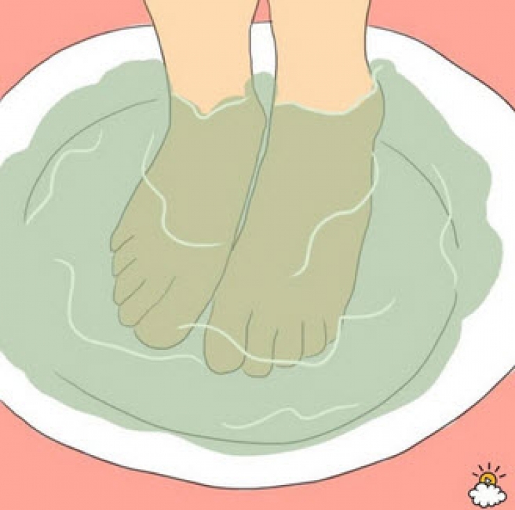 Illustration de l'article : En collant ses deux doigts de cette mani&egrave;re, elle nous pr&eacute;sente une astuce que tout le monde devrait conna&icirc;tre ! 