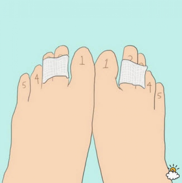 Illustration de l'article : En collant ses deux doigts de cette mani&egrave;re, elle nous pr&eacute;sente une astuce que tout le monde devrait conna&icirc;tre ! 