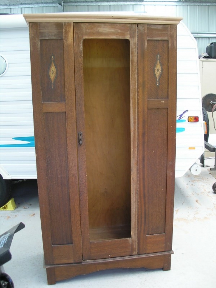 Illustration de l'article : Ce couple r&eacute;cup&egrave;re une armoire assez banale et la transforme tr&egrave;s intelligemment ! Superbe id&eacute;e&hellip; 