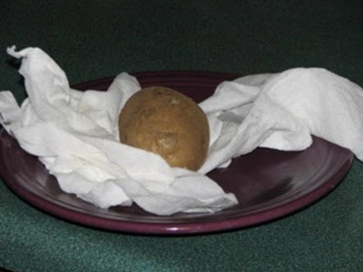 Illustration de l'article : Placer 4 cure-dents dans une patate de cette mani&egrave;re, une astuce que j'aurais aim&eacute; conna&icirc;tre plus t&ocirc;t !