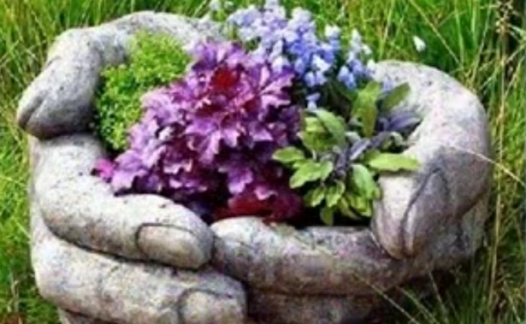 Illustration de l'article : Il met du ciment dans des gants en plastique, deux jours plus tard la d&eacute;co est impressionnante !