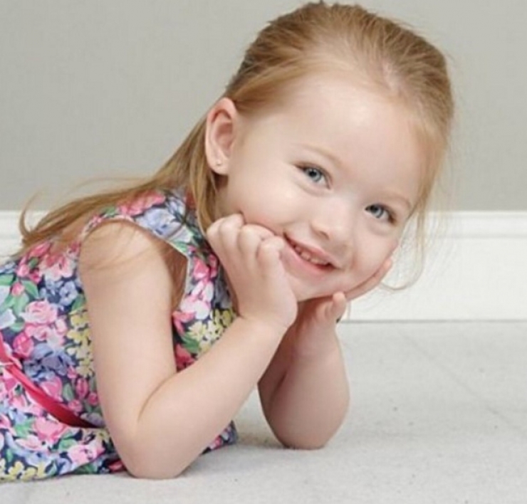 Illustration de l'article : À 8 ans, cette petite attend pleine d'espoir dans une pharmacie. Ce qu'elle souhaite acheter est déchirant !