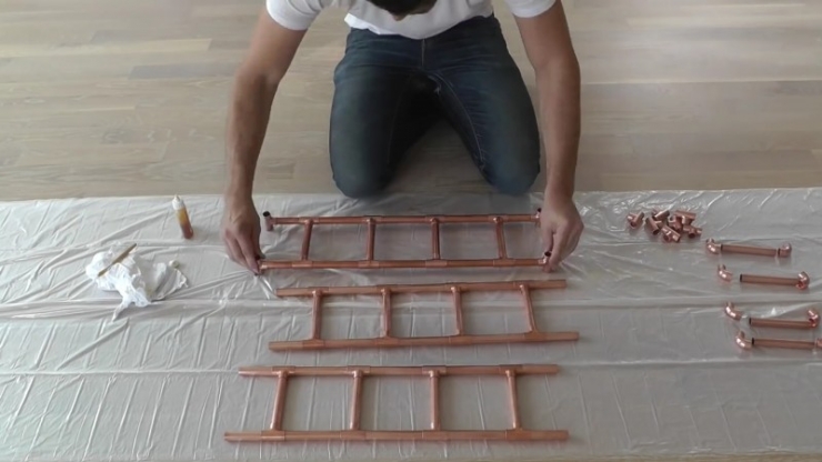 Illustration de l'article : Bien pens&eacute; ! Pour cette astuce, vous aurez juste besoin de placer un tuyau en cuivre dans une fen&ecirc;tre...