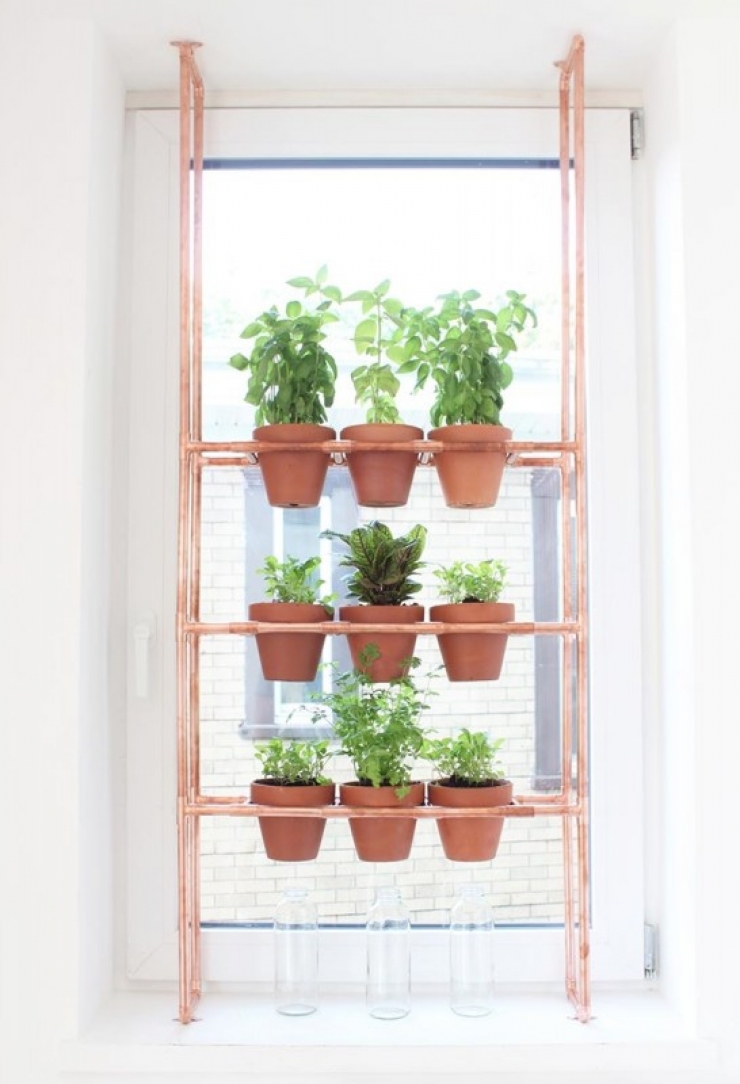 Illustration de l'article : Bien pens&eacute; ! Pour cette astuce, vous aurez juste besoin de placer un tuyau en cuivre dans une fen&ecirc;tre...