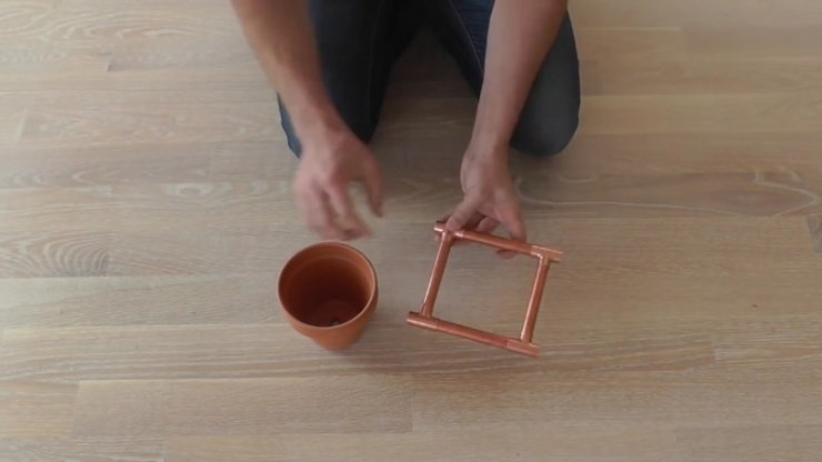 Illustration de l'article : Bien pens&eacute; ! Pour cette astuce, vous aurez juste besoin de placer un tuyau en cuivre dans une fen&ecirc;tre...