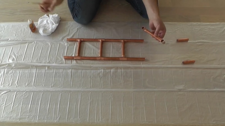 Illustration de l'article : Bien pens&eacute; ! Pour cette astuce, vous aurez juste besoin de placer un tuyau en cuivre dans une fen&ecirc;tre...