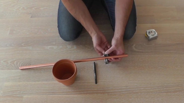 Illustration de l'article : Bien pens&eacute; ! Pour cette astuce, vous aurez juste besoin de placer un tuyau en cuivre dans une fen&ecirc;tre...