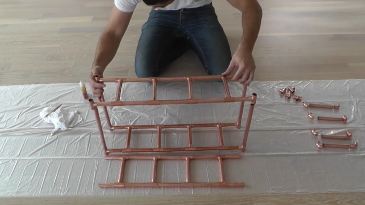 Illustration de l'article : Bien pens&eacute; ! Pour cette astuce, vous aurez juste besoin de placer un tuyau en cuivre dans une fen&ecirc;tre...