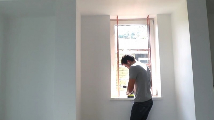 Illustration de l'article : Bien pens&eacute; ! Pour cette astuce, vous aurez juste besoin de placer un tuyau en cuivre dans une fen&ecirc;tre...