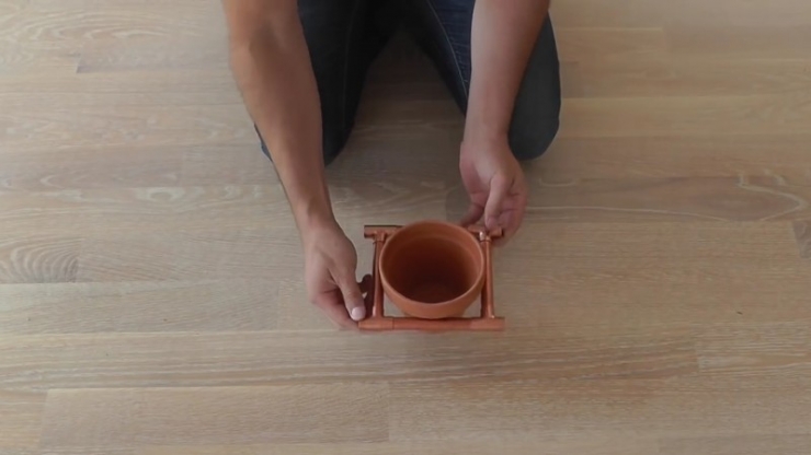 Illustration de l'article : Bien pens&eacute; ! Pour cette astuce, vous aurez juste besoin de placer un tuyau en cuivre dans une fen&ecirc;tre...