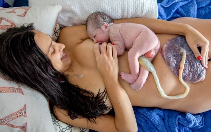 Illustration de l'article : Cette maman tenait absolument &agrave; accoucher chez elle... Des clich&eacute;s incroyables !