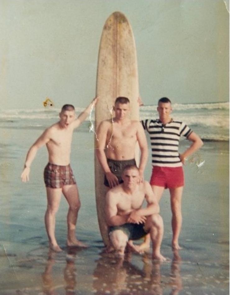 Illustration de l'article : Ils se trouvent sur une plage, peu avant la guerre. 50 ans apr&egrave;s, ils d&eacute;cident de se r&eacute;unir et de prendre cette photo, les larmes aux yeux.