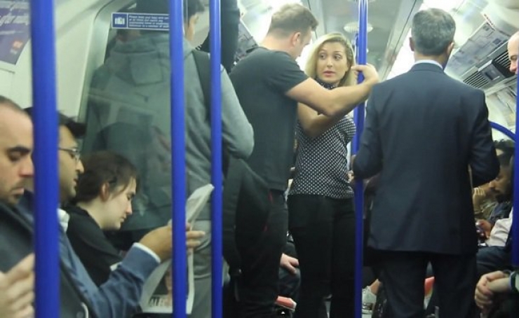 Illustration de l'article : &laquo; Toi j'vais te baiser tu sais, oh oui j'vais te baiser salement et tu vas aimer &ccedil;a... &raquo; Ce jeune homme vient d'&ecirc;tre t&eacute;moin d'une tentative d'agression dans le m&eacute;tro... Il nous parle de sa r&eacute;action: 