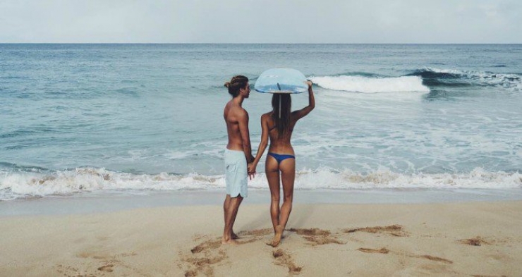 Illustration de l'article : Selon cette &eacute;tude, voyager permet de perdre du poids, de se sentir jeune et &ccedil;a accro&icirc;t la fr&eacute;quence de vos rapports sexuels...