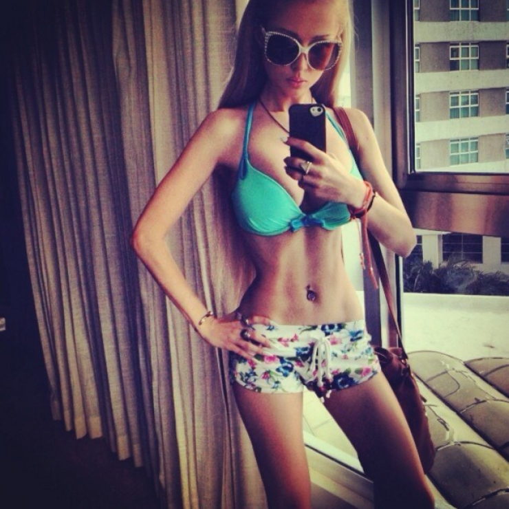 Illustration de l'article : Cette fille s'est fait enlever des parties du corps pour ressembler à ça ! Une transformation choquante...