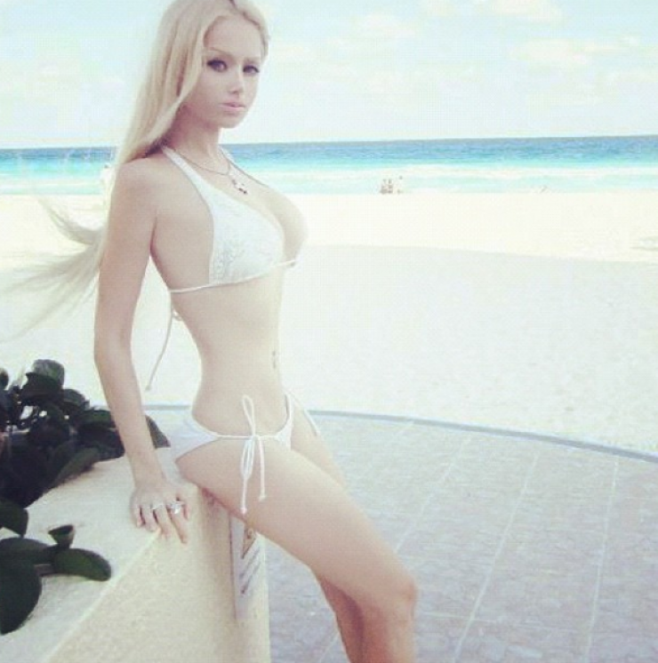 Illustration de l'article : Cette fille s'est fait enlever des parties du corps pour ressembler à ça ! Une transformation choquante...