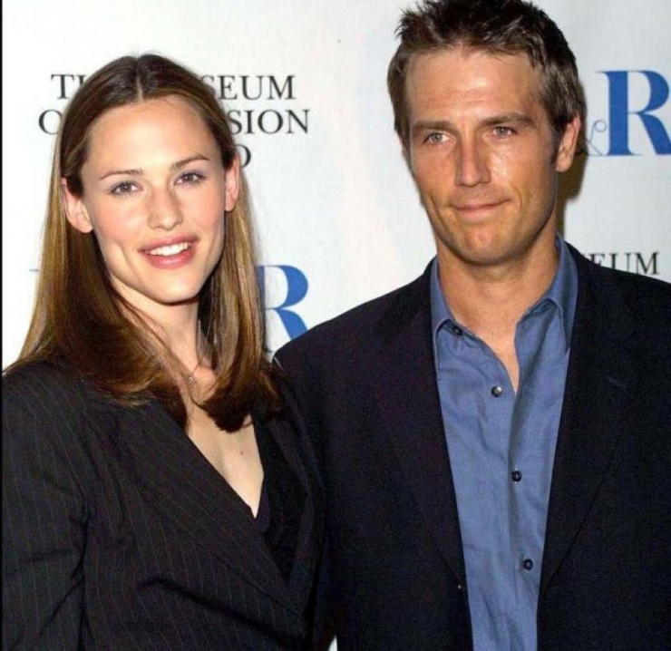 Illustration de l'article : Ces 14 couples de stars ont &eacute;t&eacute; oblig&eacute;s de travailler ensemble apr&egrave;s leur rupture...