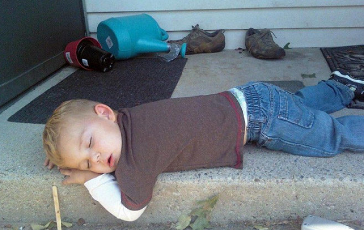 Illustration de l'article : Les enfants sont capables de s'endormir n'importe o&ugrave;. La preuve avec ces 25 photos !