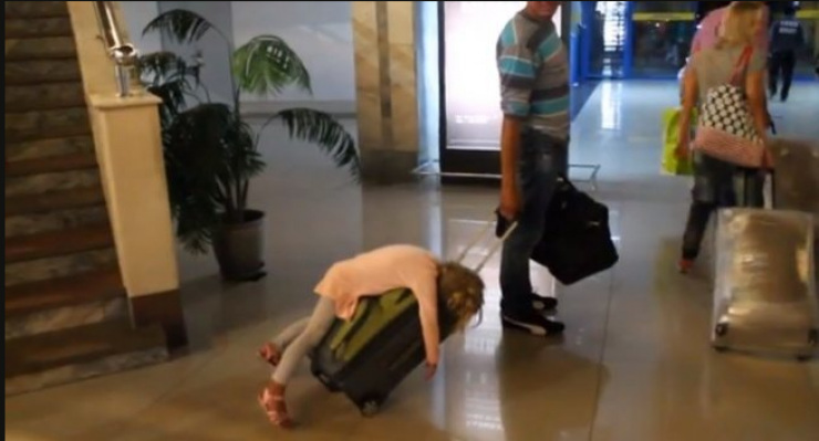 Illustration de l'article : Les enfants sont capables de s'endormir n'importe o&ugrave;. La preuve avec ces 25 photos !