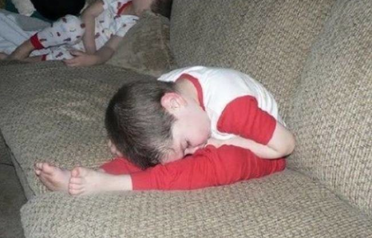 Illustration de l'article : Les enfants sont capables de s'endormir n'importe o&ugrave;. La preuve avec ces 25 photos !